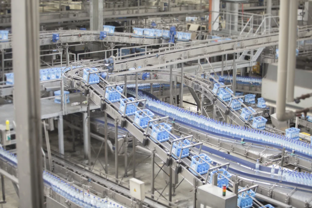 Foto: Getränkekisten auf einer Förderbandanlage (© Ernährung-NRW e. V.)