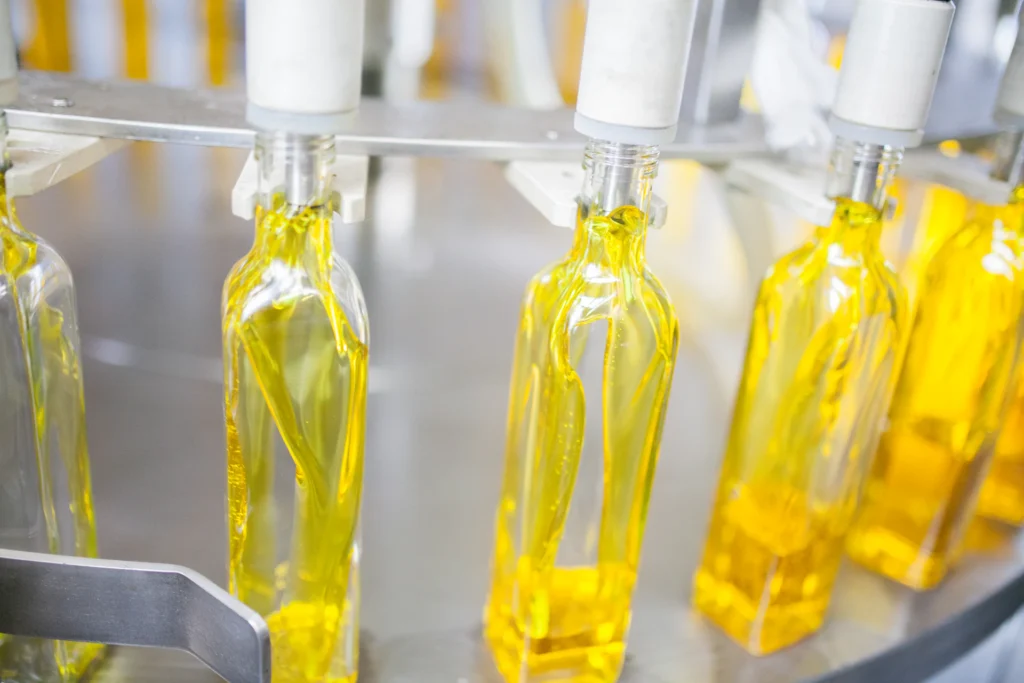 Foto: Ölflaschen in der Befüllungsanlage (© Ernährung-NRW e. V.)